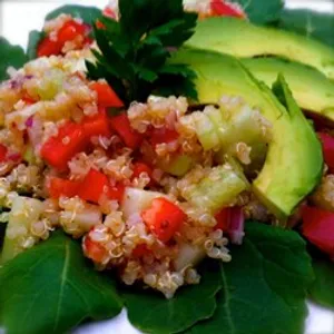 Avocado Quinoa Salat mit Dijon Vinaigrette