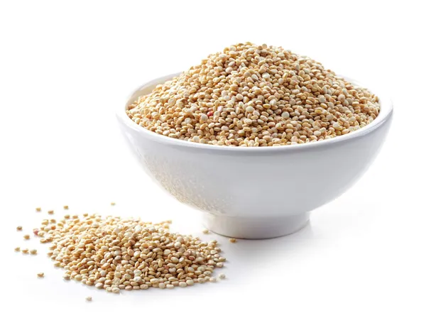 Helle Quinoa-Körner in rustikaler Holzschale - bereit zum Kochen