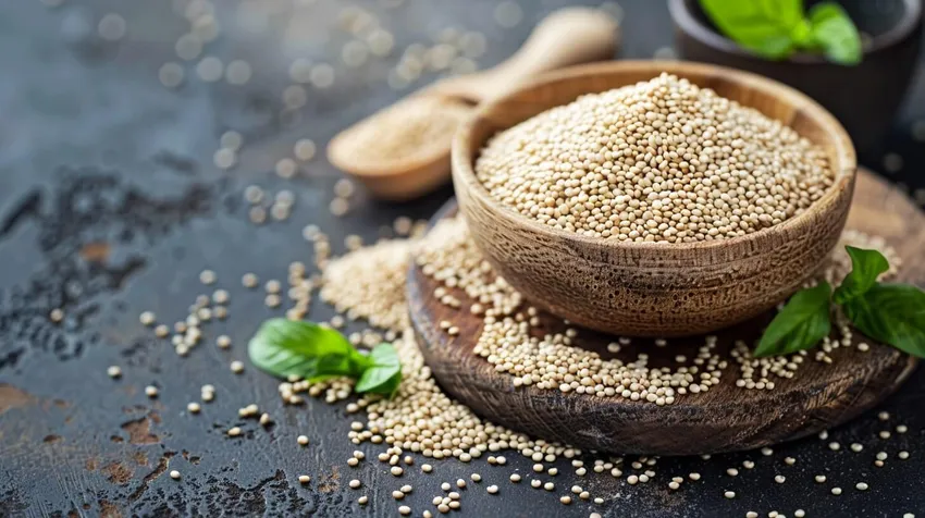 Quinoa Nährwerte Infografik mit Körnern, Protein-, Ballaststoff- und Vitaminwerten in natürlichen Erdtönen