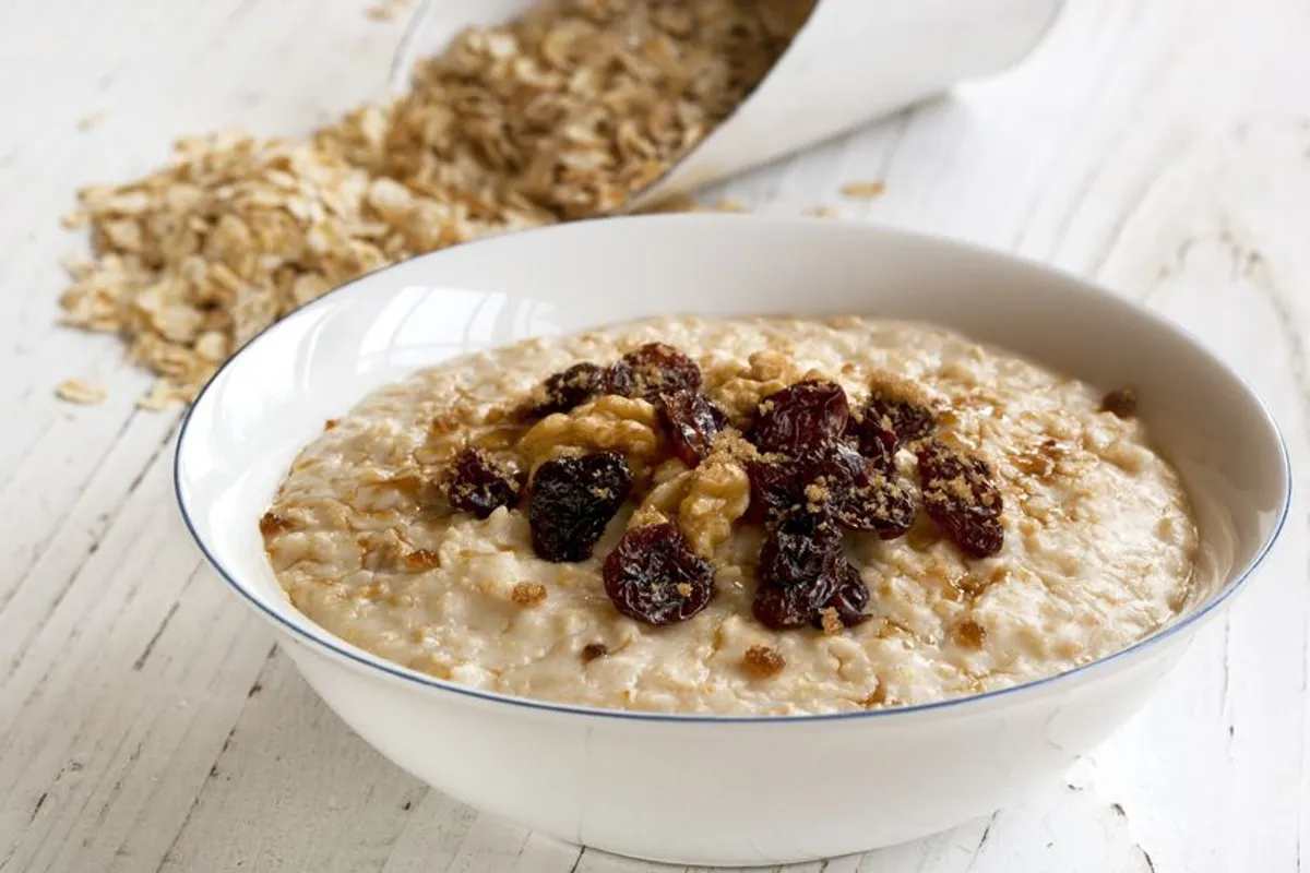 Quinoaflocken Porridge mit Walnüssen und Rosinen