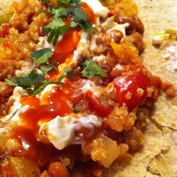 Quinoa Enchilada Auflauf mit schwarzen Bohnen