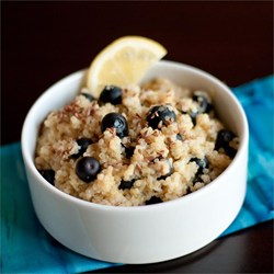 Quinoa mit Blaubeeren und Zitrone