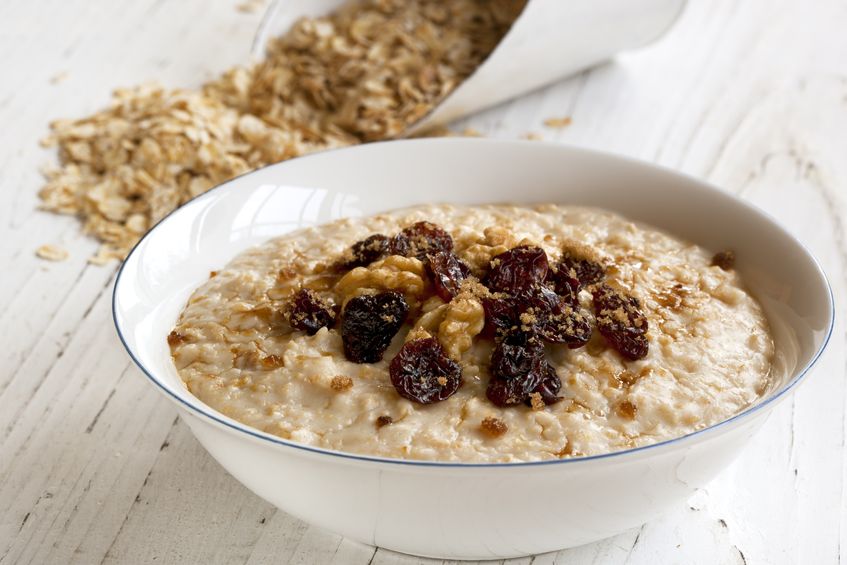 Quinoaflocken Porridge mit Walnüssen und Rosinen