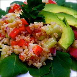 Avocado Quinoa Salat mit Dijon Vinaigrette