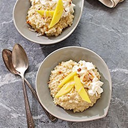 Tropischer Quinoa Kokosnuss Pudding mit Mango