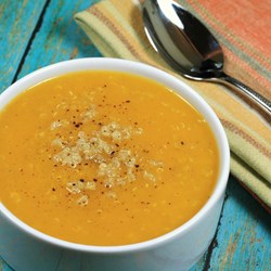 Cremige Quinoa Suppe mit Kürbis und Ingwer