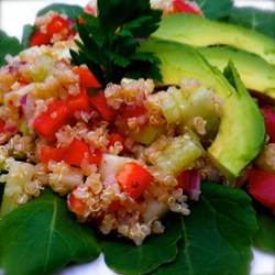 Avocado Quinoa Salat mit Dijon Vinaigrette Rezept (vegan)