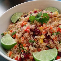 Quinoa Salat mit frischem Koriander, Petersilie und Cranberries (vegan)